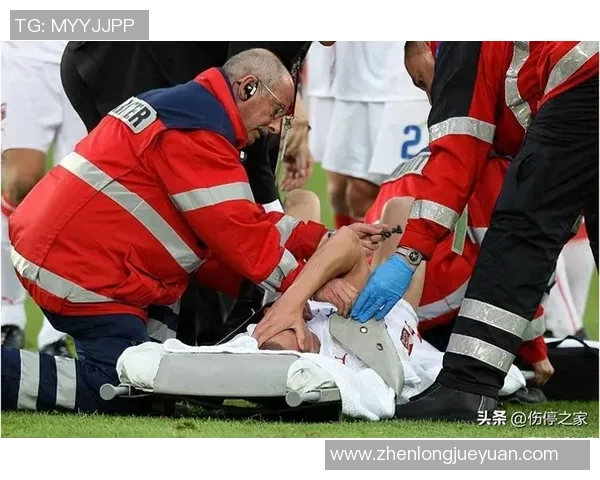 足球明星受伤瞬间曝光腿部伤势引发球迷热议与关切
